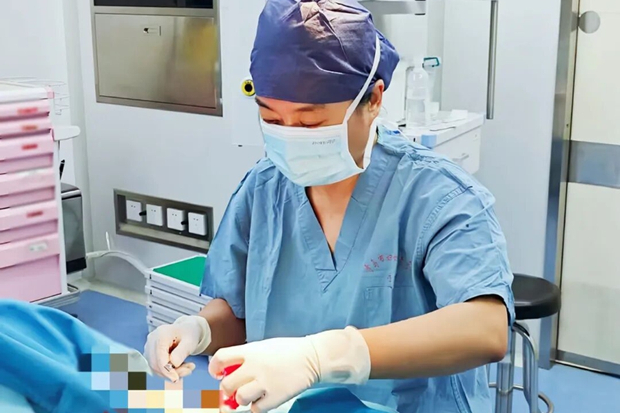 10年鼻翼“黑痣”竟是癌!根治术后,创新性耳软骨再造让鼻翼 “重生”