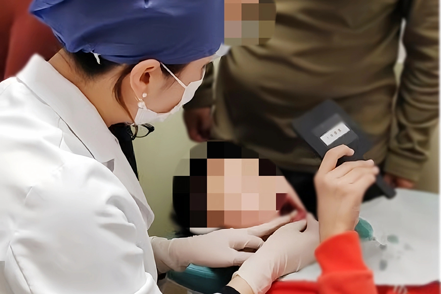 惊心动魄！外伤致一牙脱落一牙 “腰折”，医生妙手修复助其“满血复活”