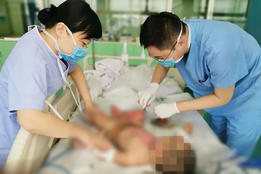 太心疼……热水浇满2岁娃脖颈后背,万幸没留疤!多亏这波操作666