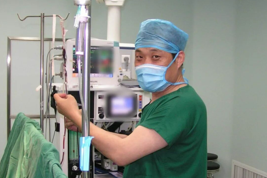 李生德：无影灯旁沉默的星光，手术台侧坚实的脊梁