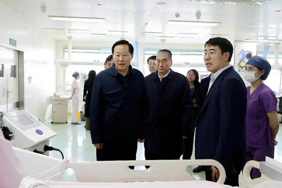 市人大常委会党组书记、主任梅建华走访慰问春节期间坚守一线的干部职工