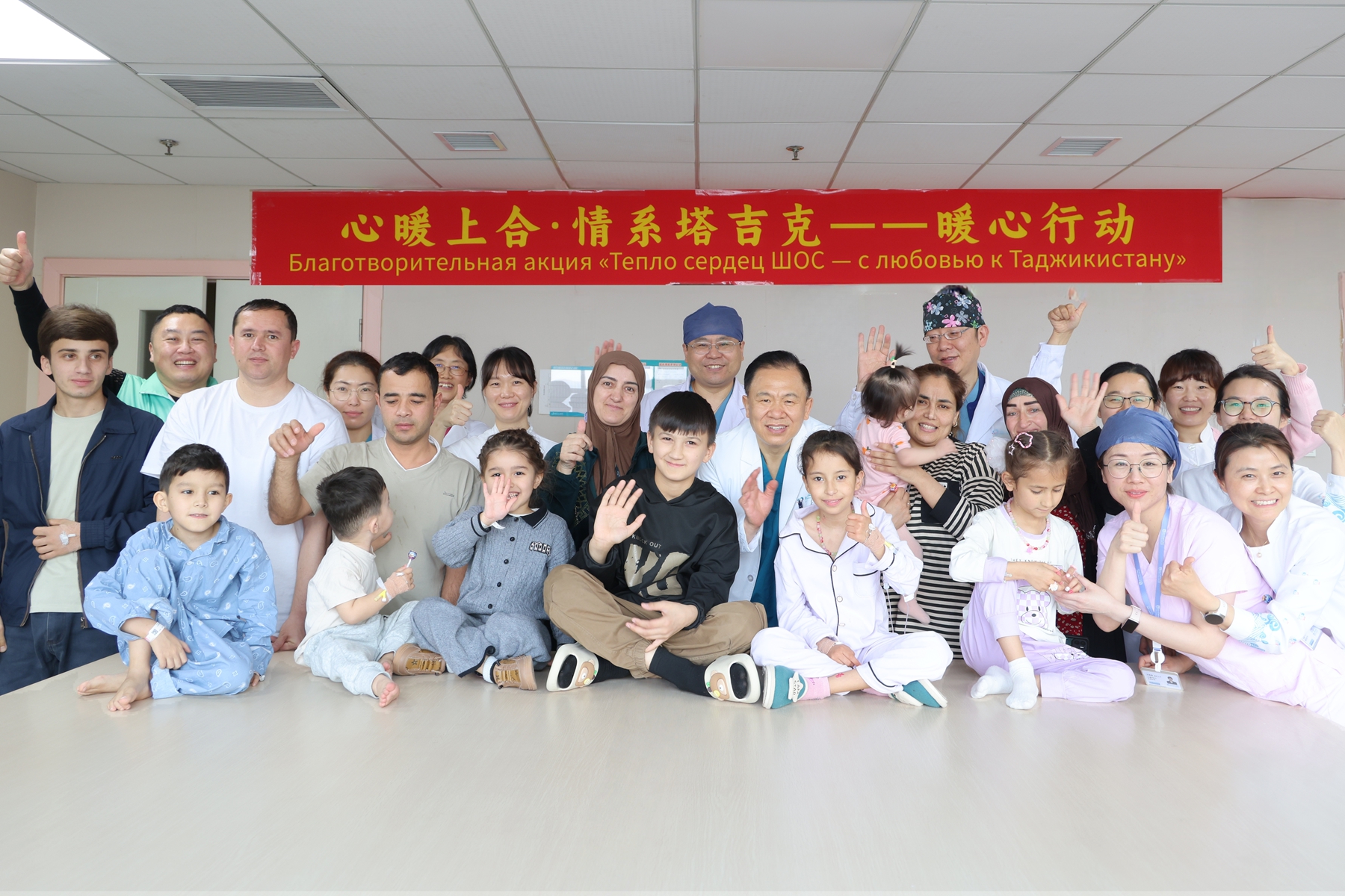 病房外的走廊上，传来异国的童谣——9名塔吉克斯坦先心病患儿在青康复记
