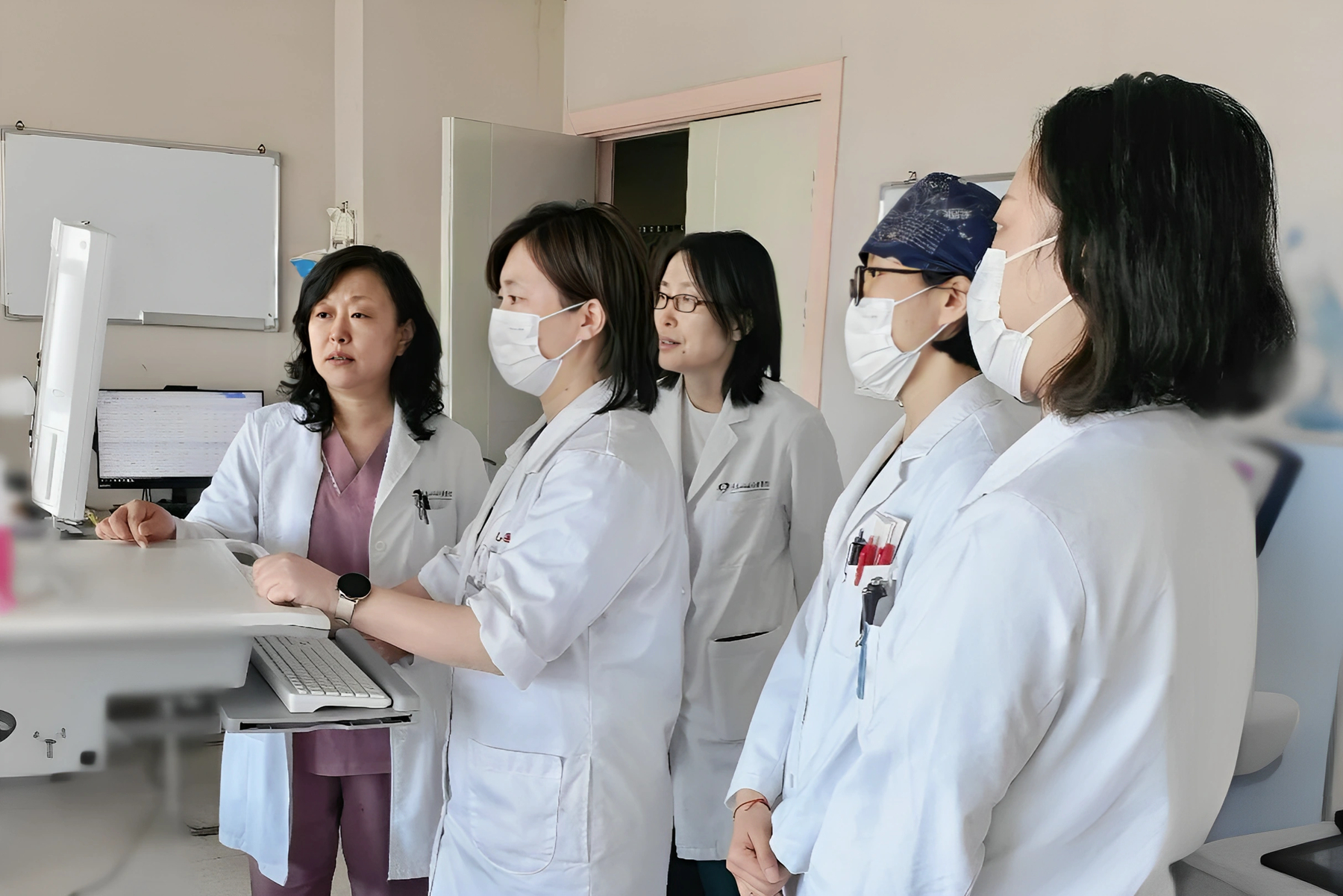 “滑板少年”和腿疼battle一年,啥伤这么顽固?风湿免疫专家“火眼金睛”揪出罕见慢性复发性多灶性骨髓炎