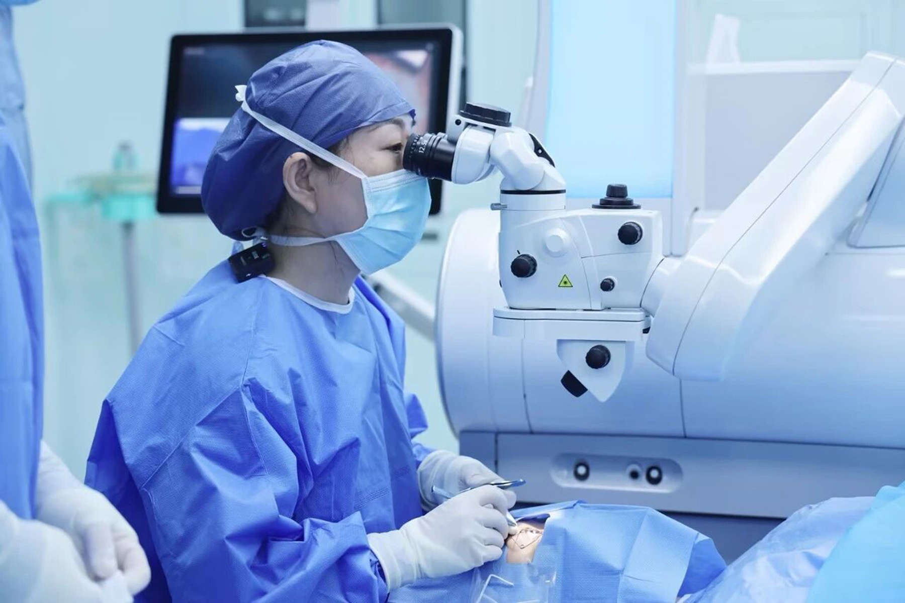 SMILE Pro马力全开!青岛市知名眼科专家陈敏教授团队圆近视患者摘镜梦