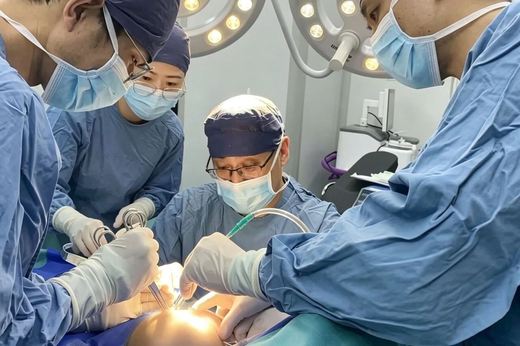 罕见!12岁女孩明显“大小胸”,一查竟长了10厘米巨大瘤!乳甲外科团队高超手术“无痕”切除
