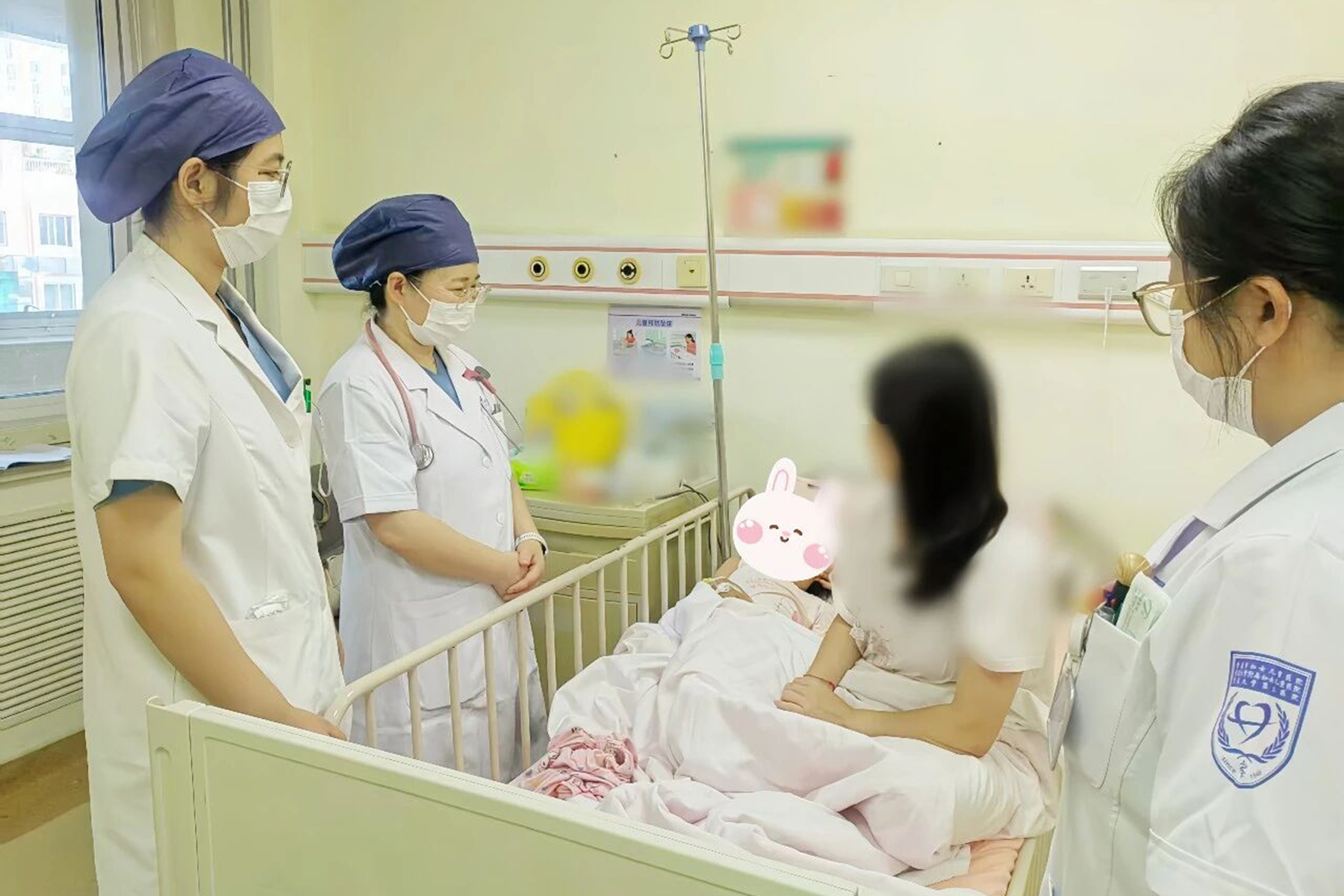 【医者·温度之上】我只会说“蟹蟹姨姨”,喂你吃饼饼,就是我对你们的谢谢……