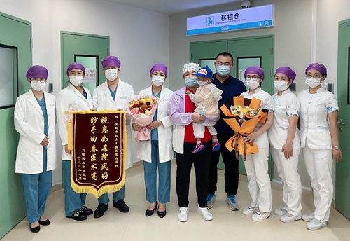 2022.5 第一例自体造血干细胞移植病人出仓.jpg